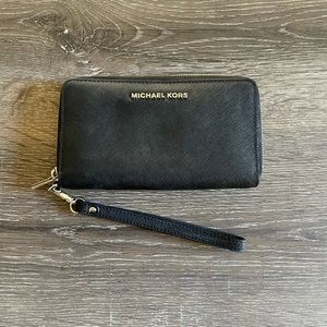 Michael Kors Smartphone Wristlet Wallet